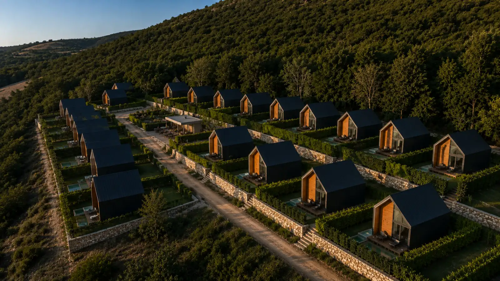 İznik Gölü kıyısında yamaçtaki arazi